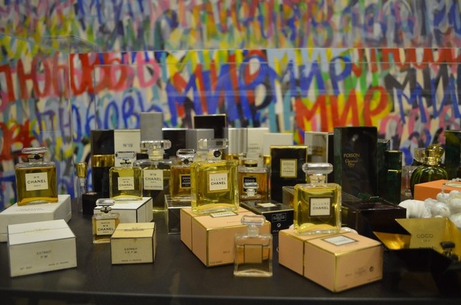 Московский музей парфюмерии Chris Riggs  "Peace and Love", "Мир и Любовь" Крис Риггс.